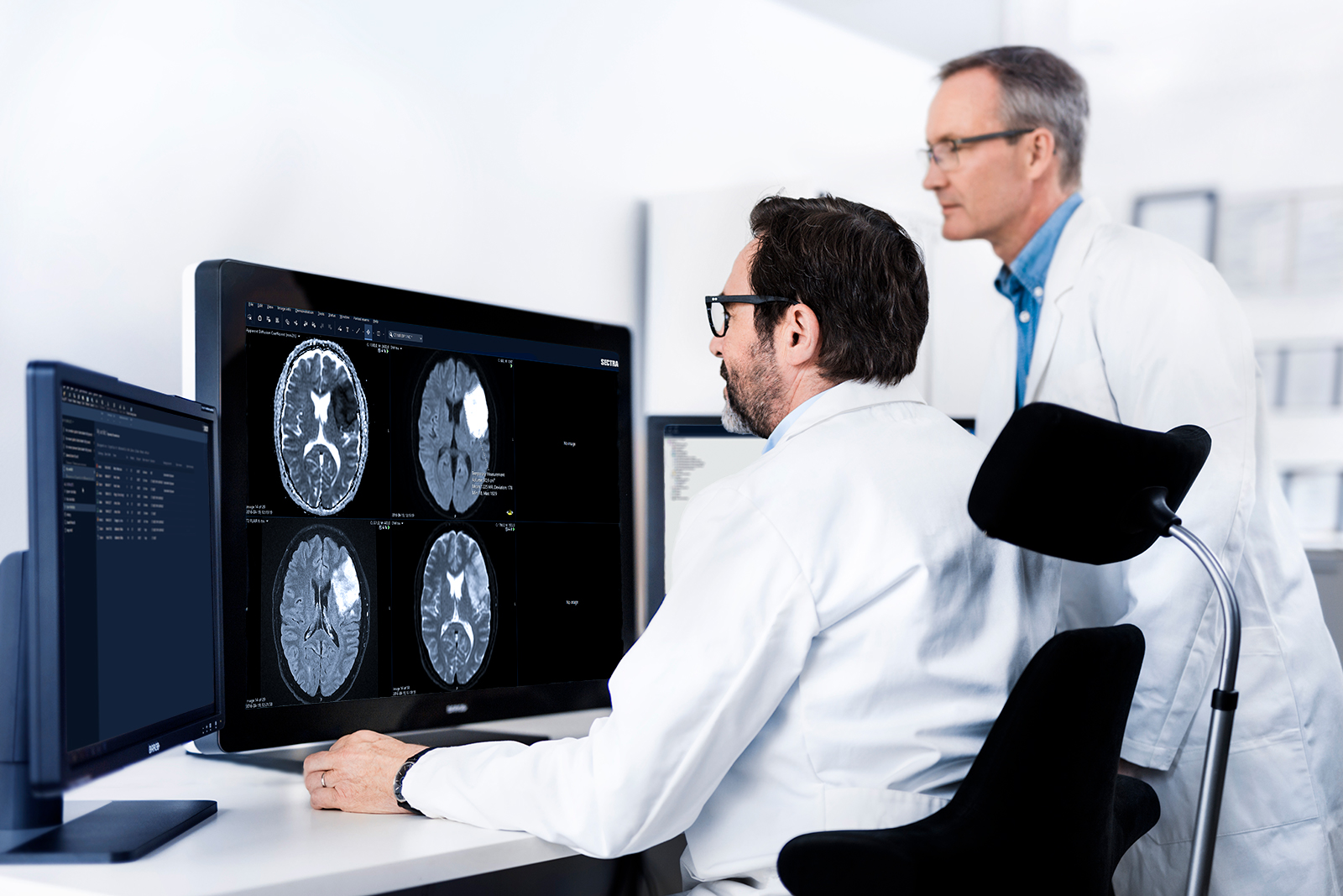 Radiologists using Sectra's Volume Measurement tool