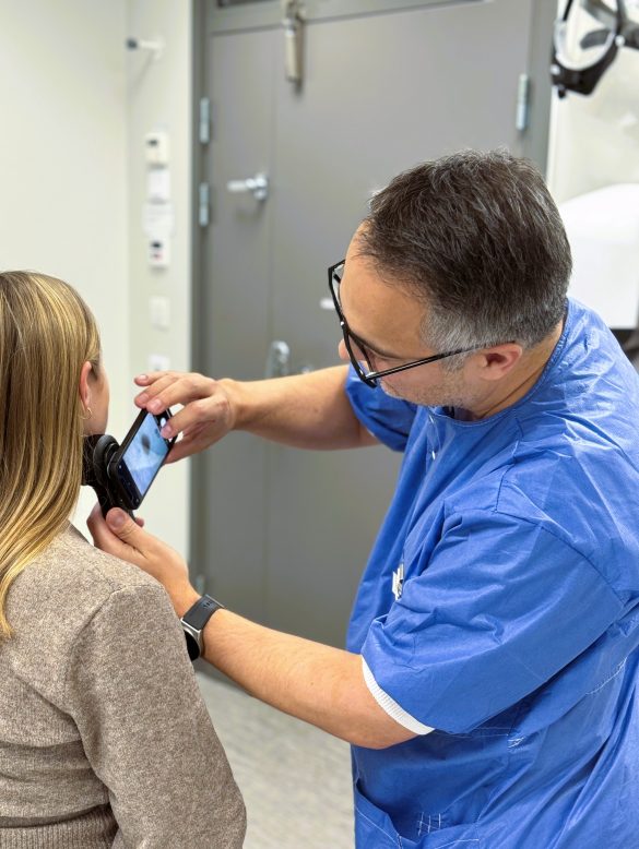 Läkare på Hudkliniken på US Linköping tar hudfotografi på patient med Sectra Upload & Store App